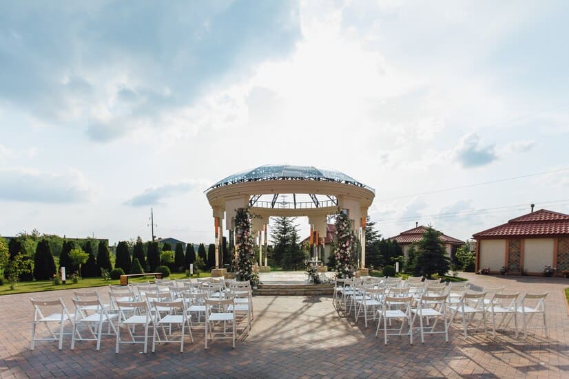 vue sieges invites voute mariage ceremonie soleil 8353 11513