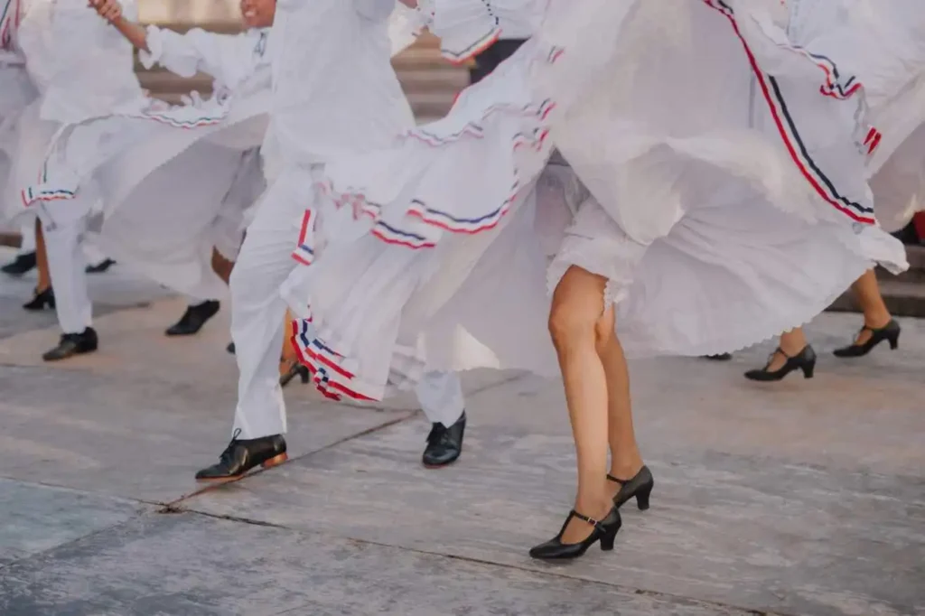 chansons incontournables pour une ouverture dansante