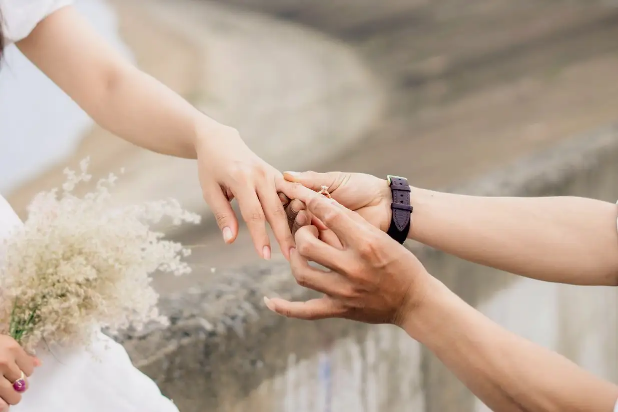 cadeaux tendance dans listes mariage pour image jeune couple maries