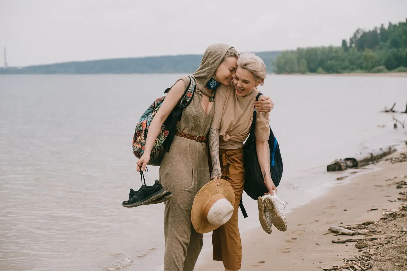 Choix date image : Femmes s'embrassant sur plage.