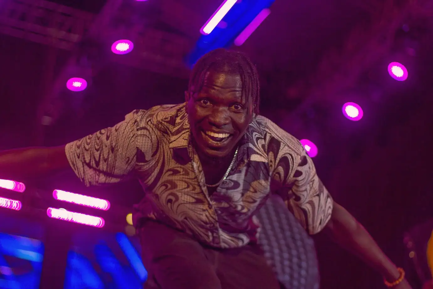 Karaoké rap souriant : Image fascinante
