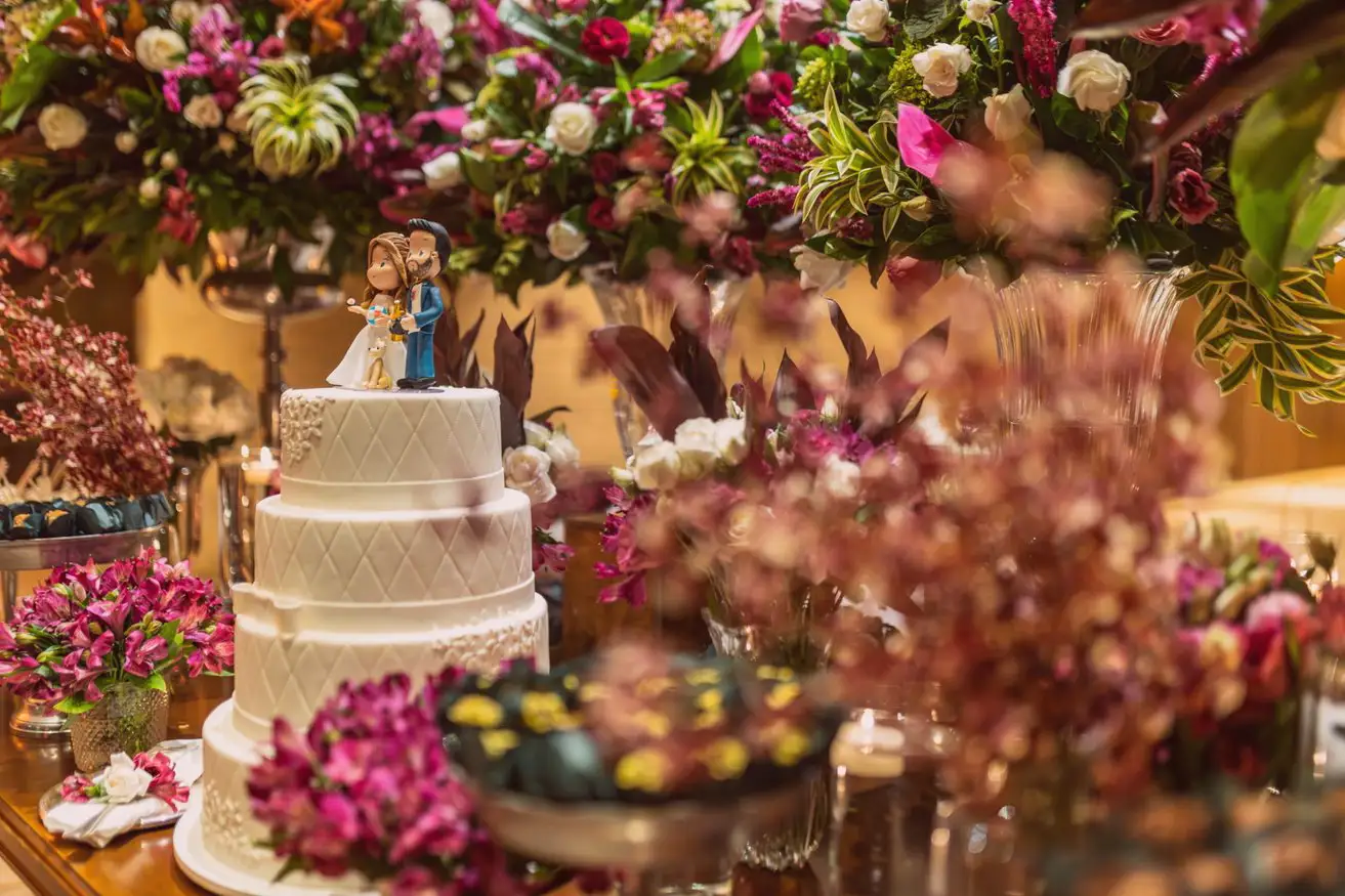 Mariage autour d'une piscine, décoration festive et colorée.