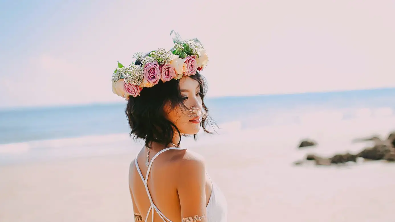 Mariage japonais : robe blanche, plage, journée