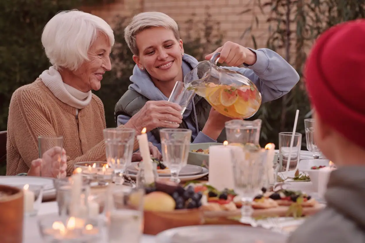 Repas et boissons pour une convivialité intergénérationnelle.