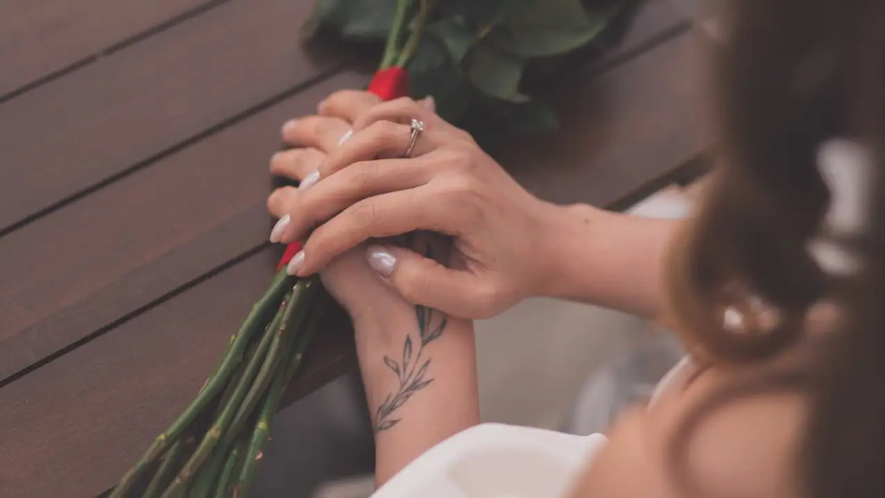 Souvenirs mémorables : une femme avec des roses