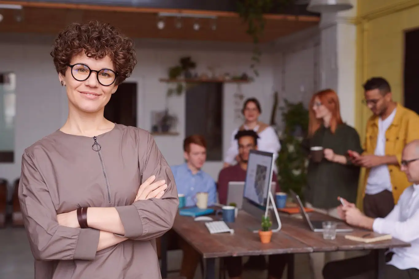 Mini-chignons tendance femme avec lunettes.